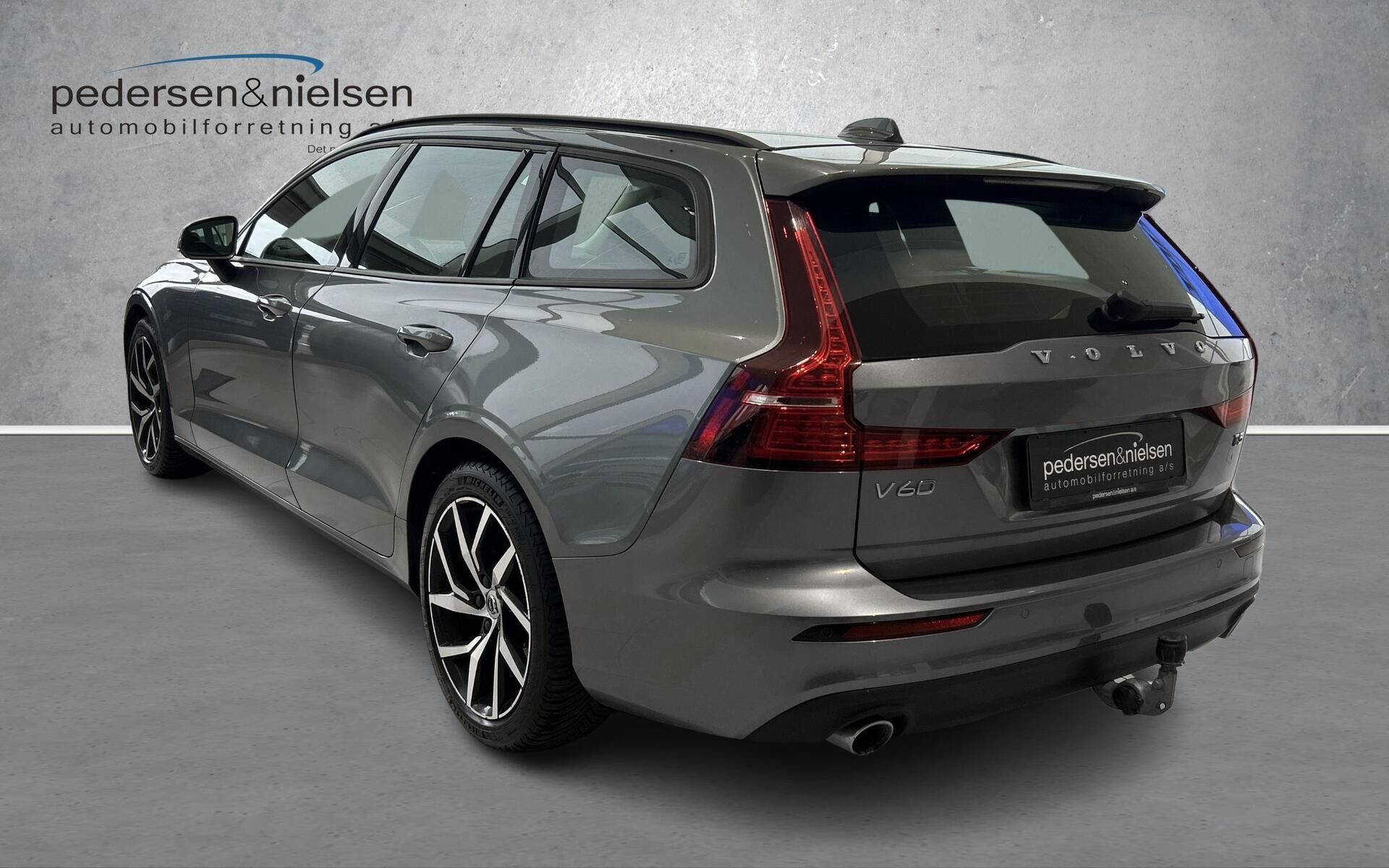 Grå Volvo V60 fra 2019