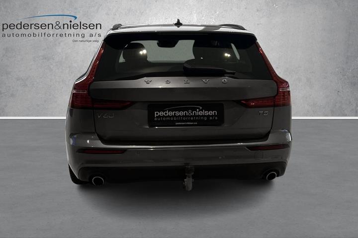 Grå Volvo V60 fra 2019