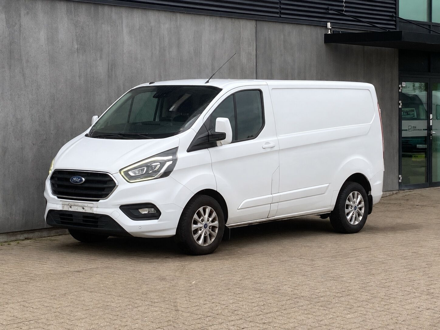 Ford Transit Custom 2,0 300 L2H1 TDCi Limited 170HK Van 6g Aut.