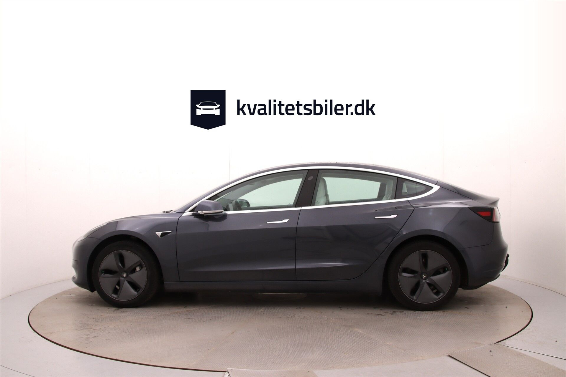 Grå Tesla Model 3 fra 2019