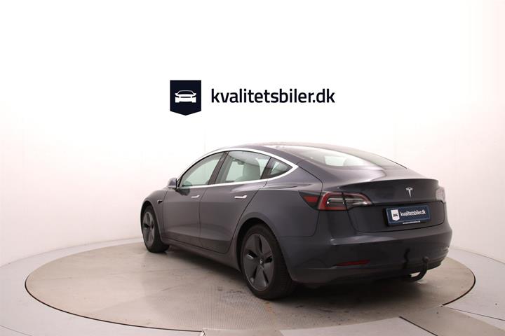 Grå Tesla Model 3 fra 2019