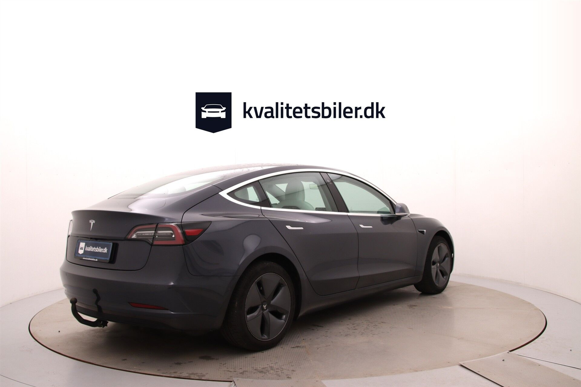 Grå Tesla Model 3 fra 2019