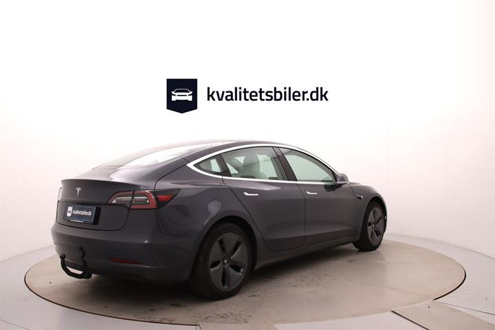 Grå Tesla Model 3 fra 2019