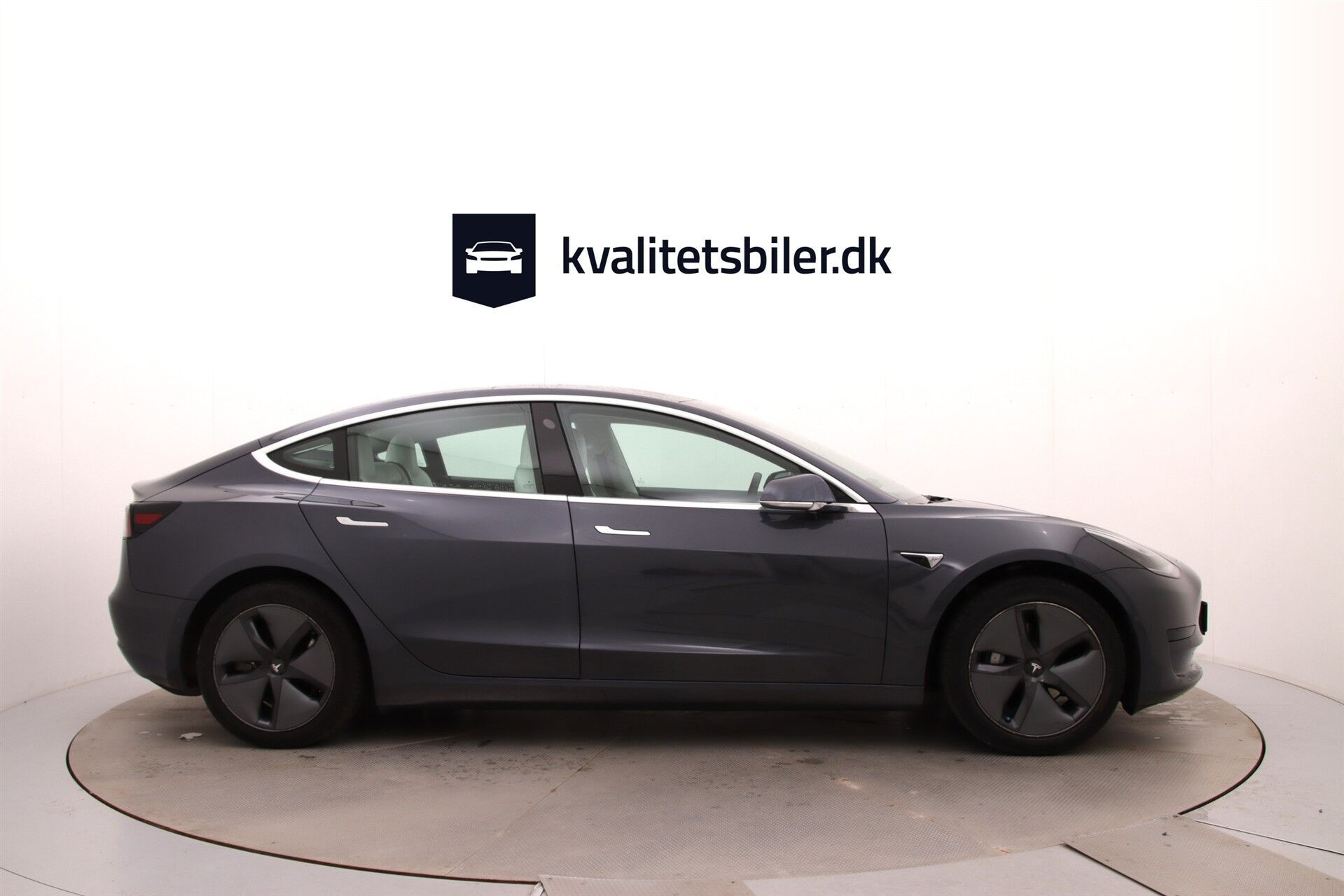 Grå Tesla Model 3 fra 2019