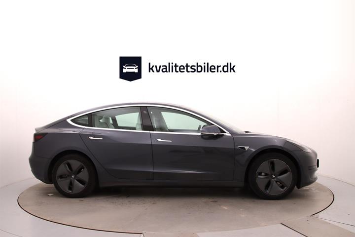 Grå Tesla Model 3 fra 2019