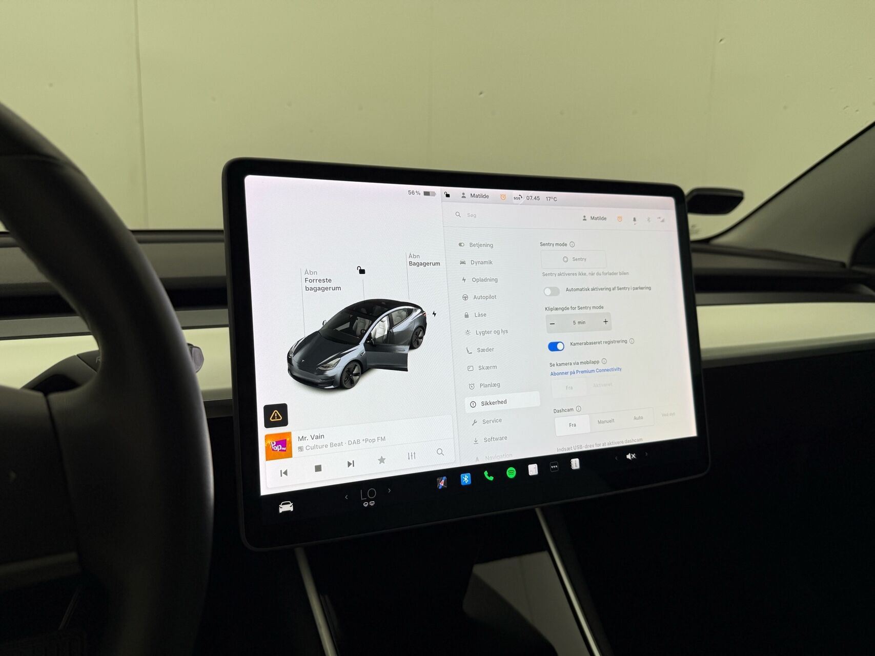 Grå Tesla Model 3 fra 2019