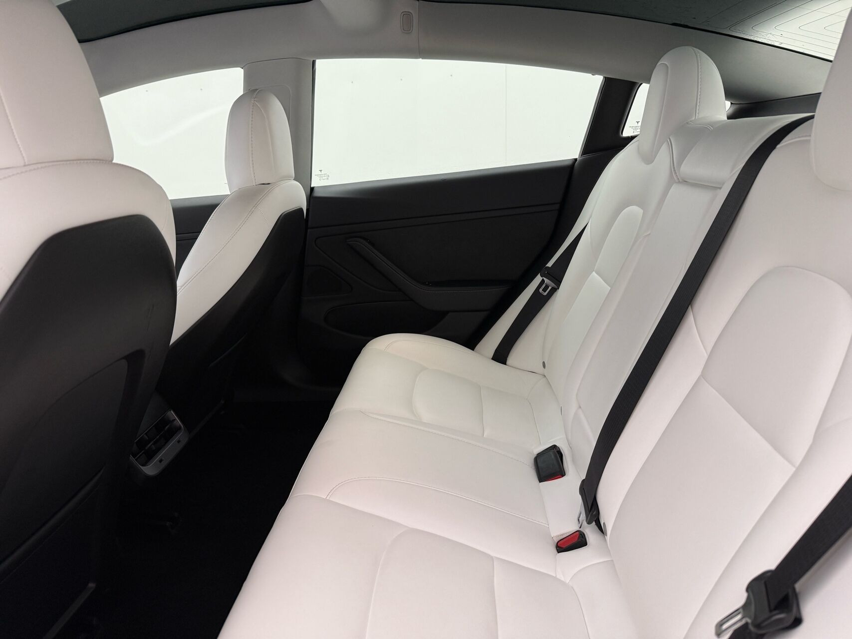 Grå Tesla Model 3 fra 2019