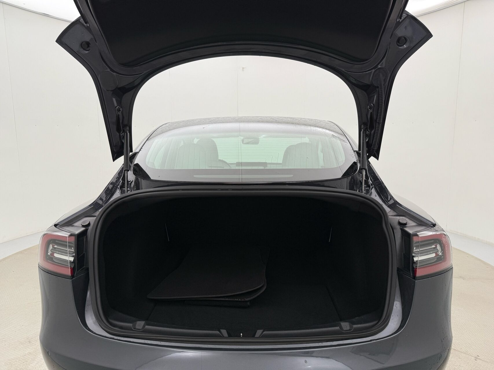 Grå Tesla Model 3 fra 2019