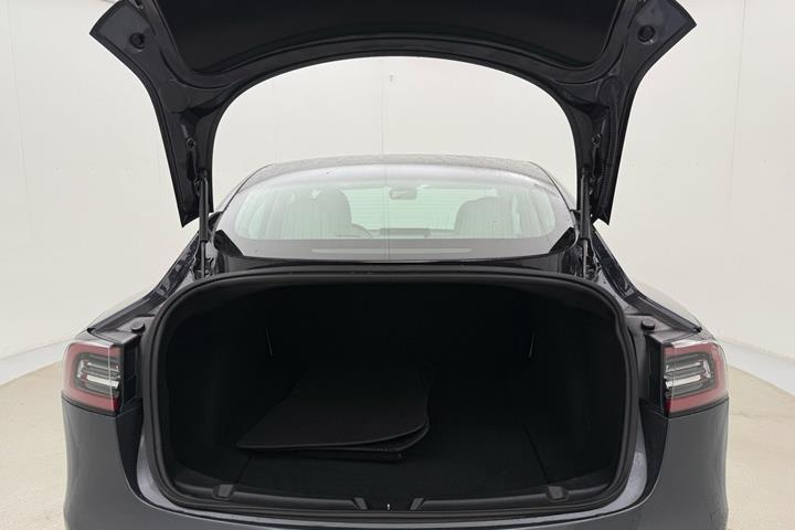 Grå Tesla Model 3 fra 2019