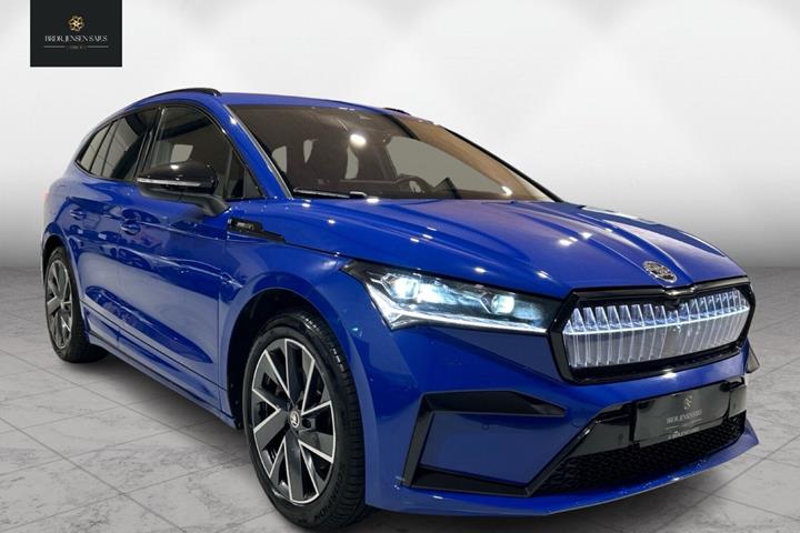 Blå Skoda Enyaq fra 2024 set udefra