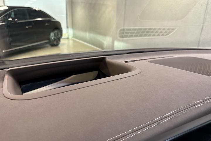 Grå Mercedes EQS450+ fra 2025