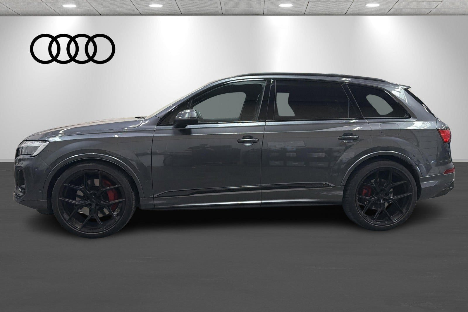 Grå Audi Q7 fra 2025