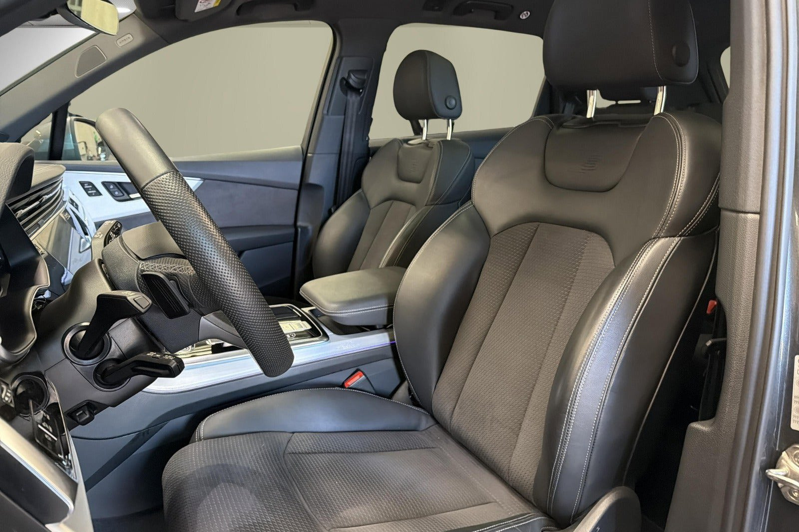 Grå Audi Q7 fra 2025