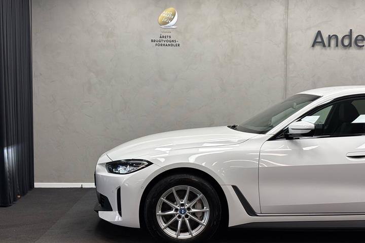Hvid BMW i4 fra 2023