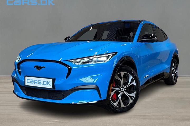 Blå Ford Mustang Mach-E fra 2024 set udefra