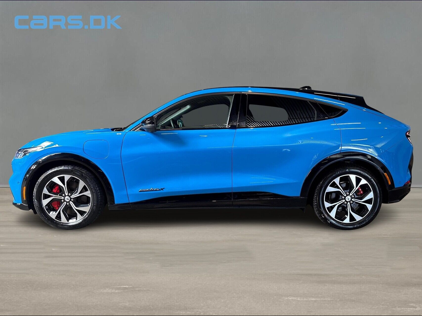 Blå Ford Mustang Mach-E fra 2024