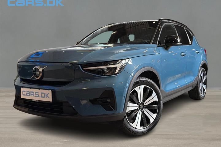Blå Volvo XC40 fra 2023 set udefra
