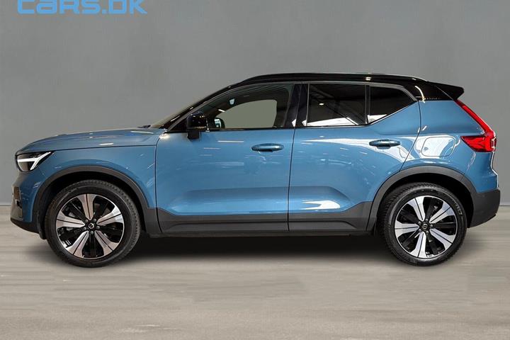 Blå Volvo XC40 fra 2023