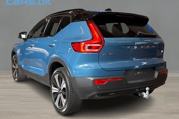 Blå Volvo XC40 fra 2023