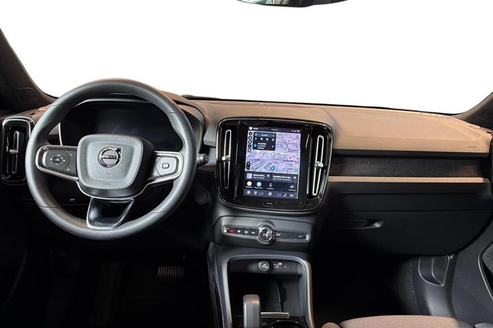 Blå Volvo XC40 fra 2023