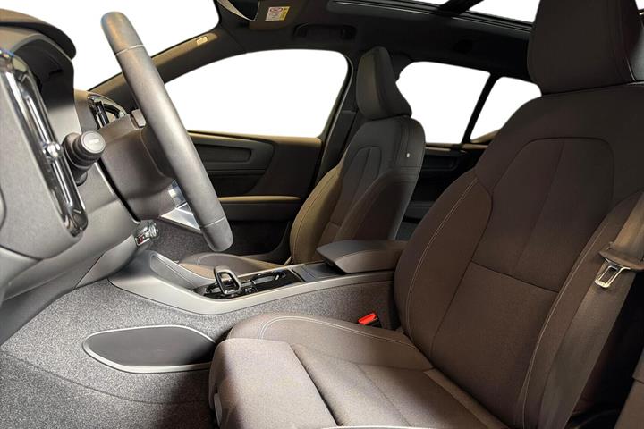 Blå Volvo XC40 fra 2023
