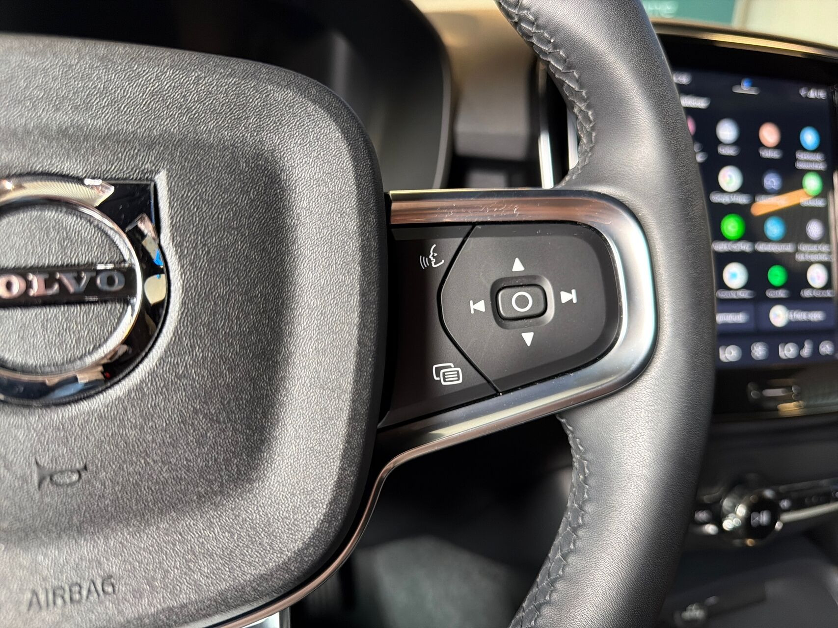 Blå Volvo XC40 fra 2023