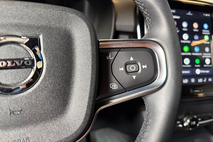 Blå Volvo XC40 fra 2023