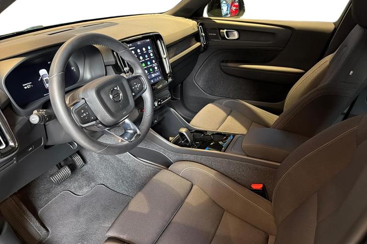 Blå Volvo XC40 fra 2023