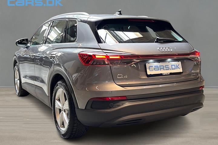 Grå Audi Q4 fra 2024