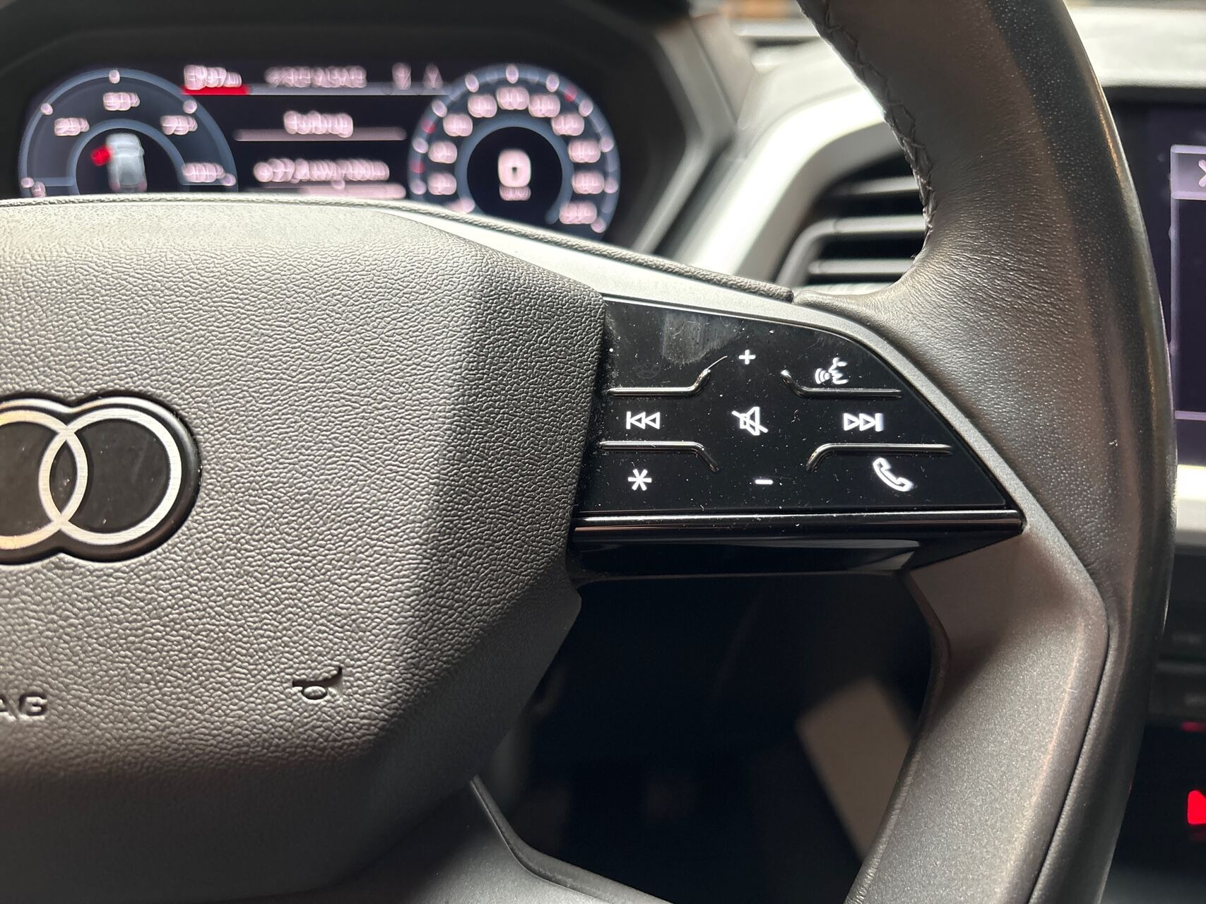 Grå Audi Q4 fra 2024