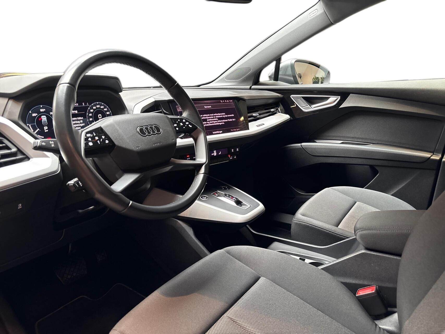 Grå Audi Q4 fra 2024