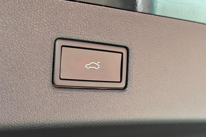 Sort Ford Explorer fra 2026
