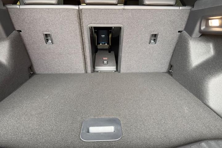 Sort Ford Explorer fra 2026
