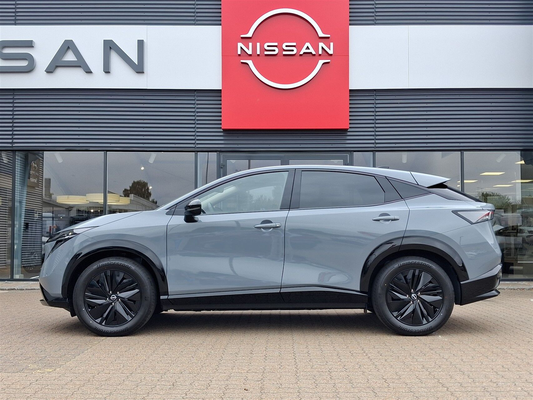 Grå Nissan Ariya fra 2026