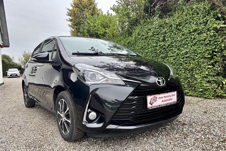 Sort Toyota Yaris fra 2018 set udefra