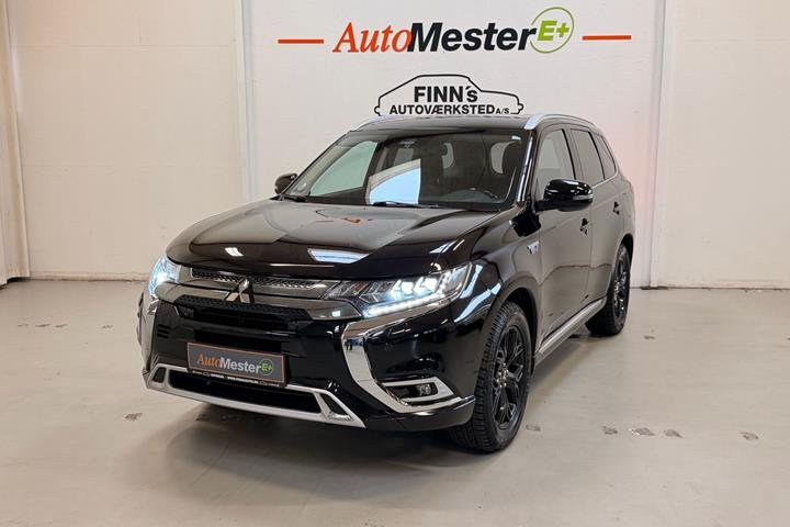 Sort Mitsubishi Outlander fra 2020 set udefra