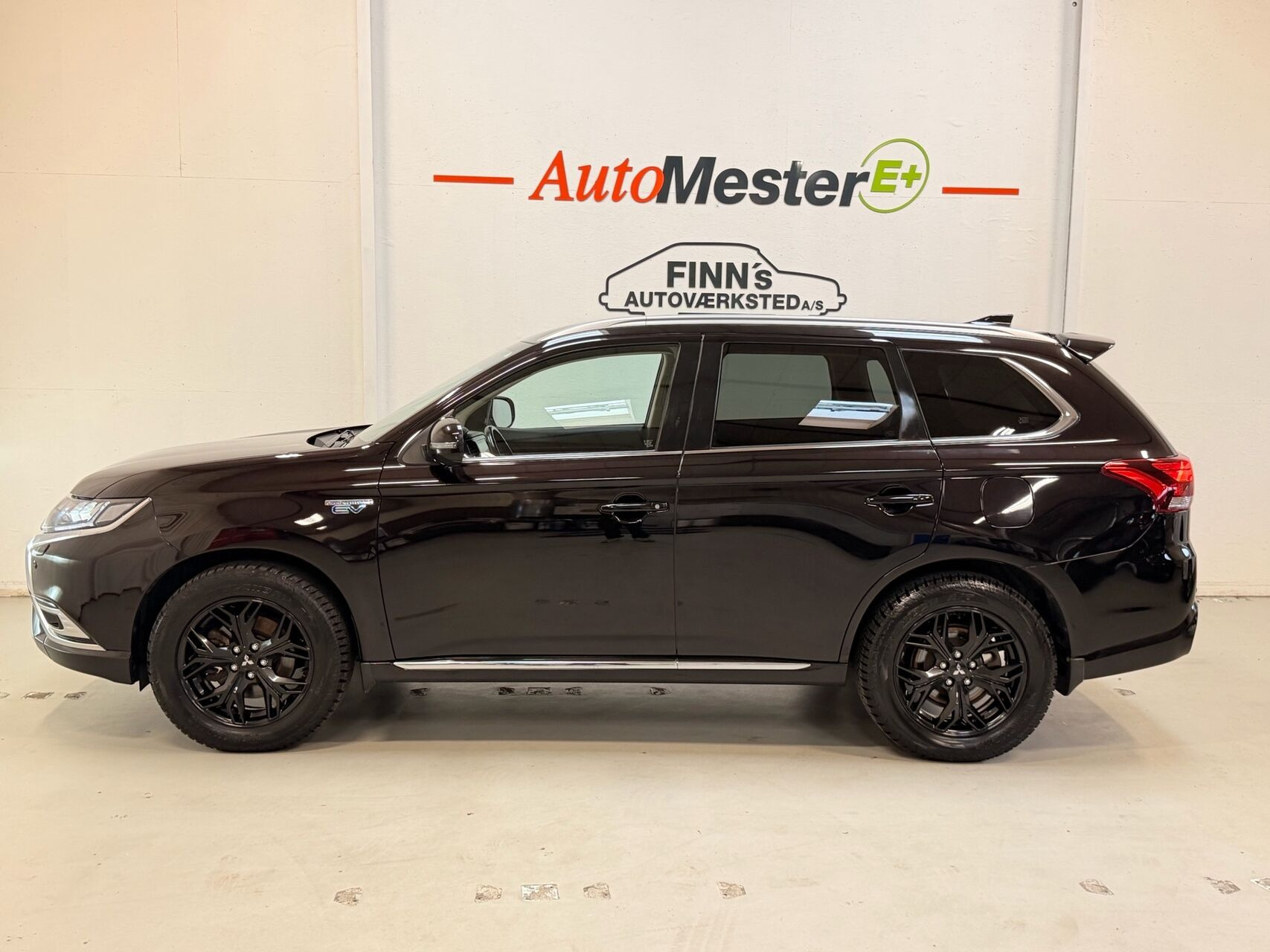 Sort Mitsubishi Outlander fra 2020