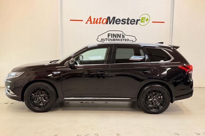 Sort Mitsubishi Outlander fra 2020