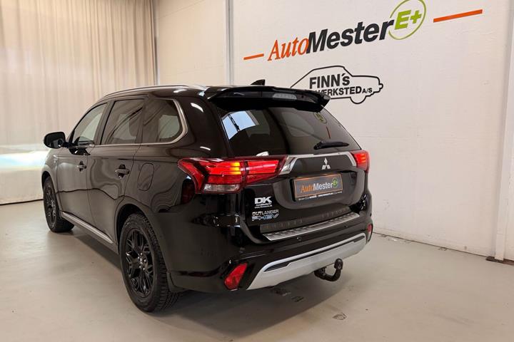 Sort Mitsubishi Outlander fra 2020