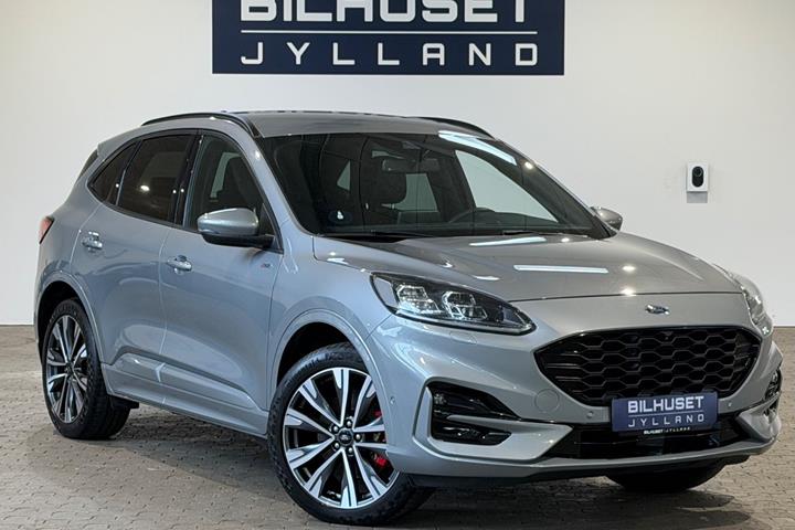 Grå Ford Kuga fra 2021 set udefra
