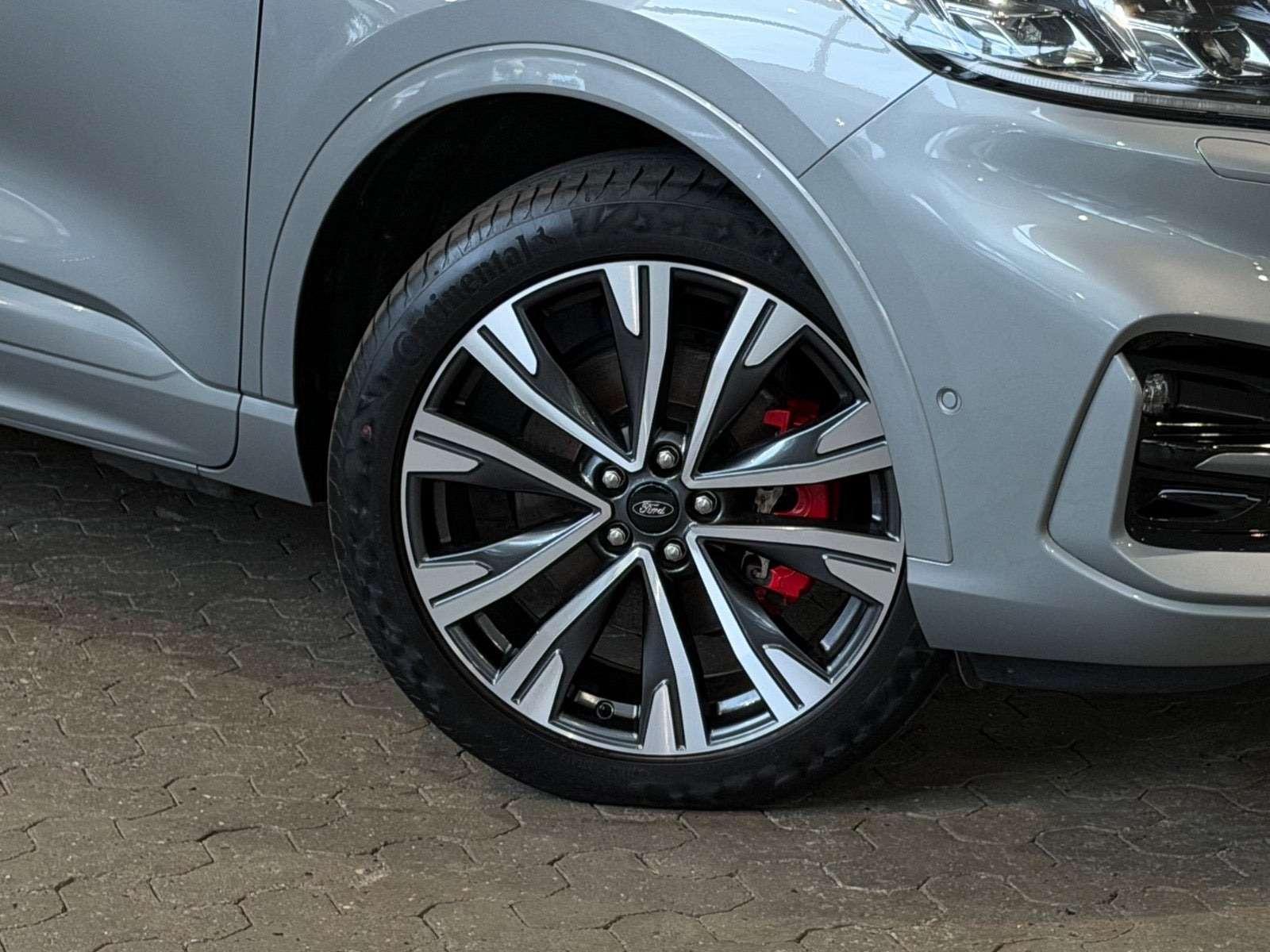 Grå Ford Kuga fra 2021