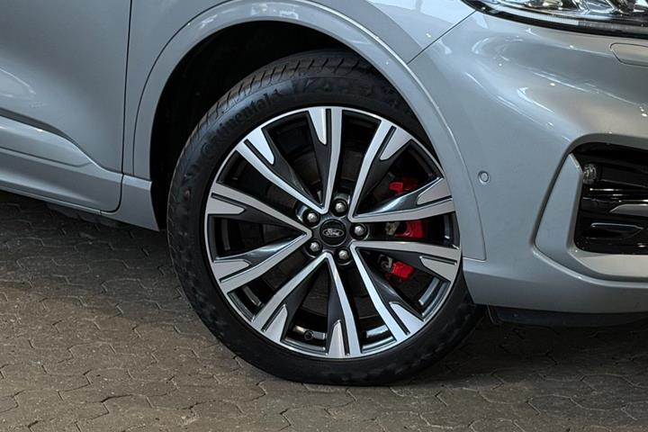 Grå Ford Kuga fra 2021