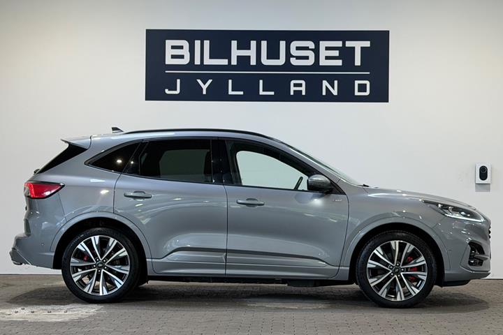 Grå Ford Kuga fra 2021