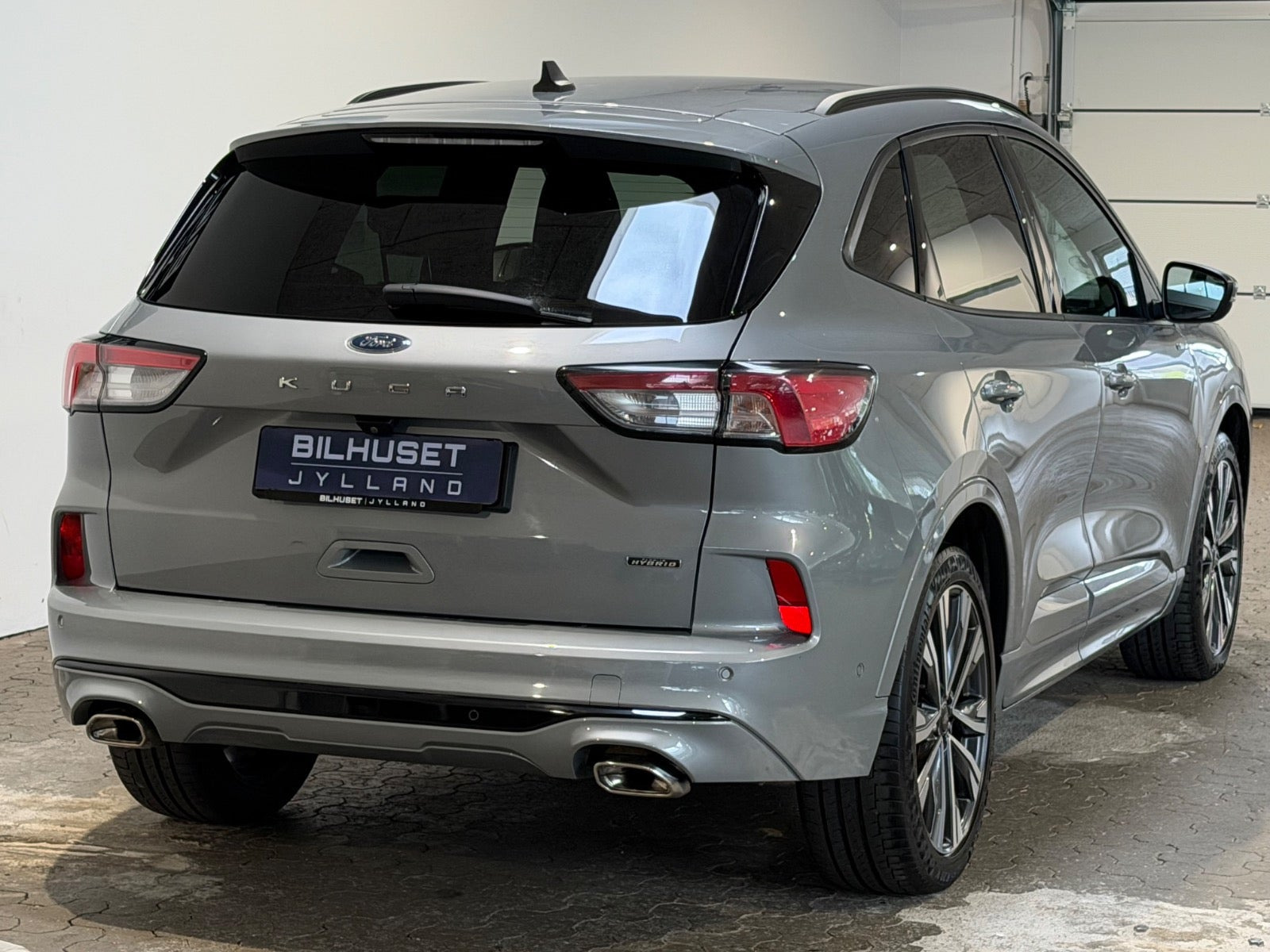 Grå Ford Kuga fra 2021