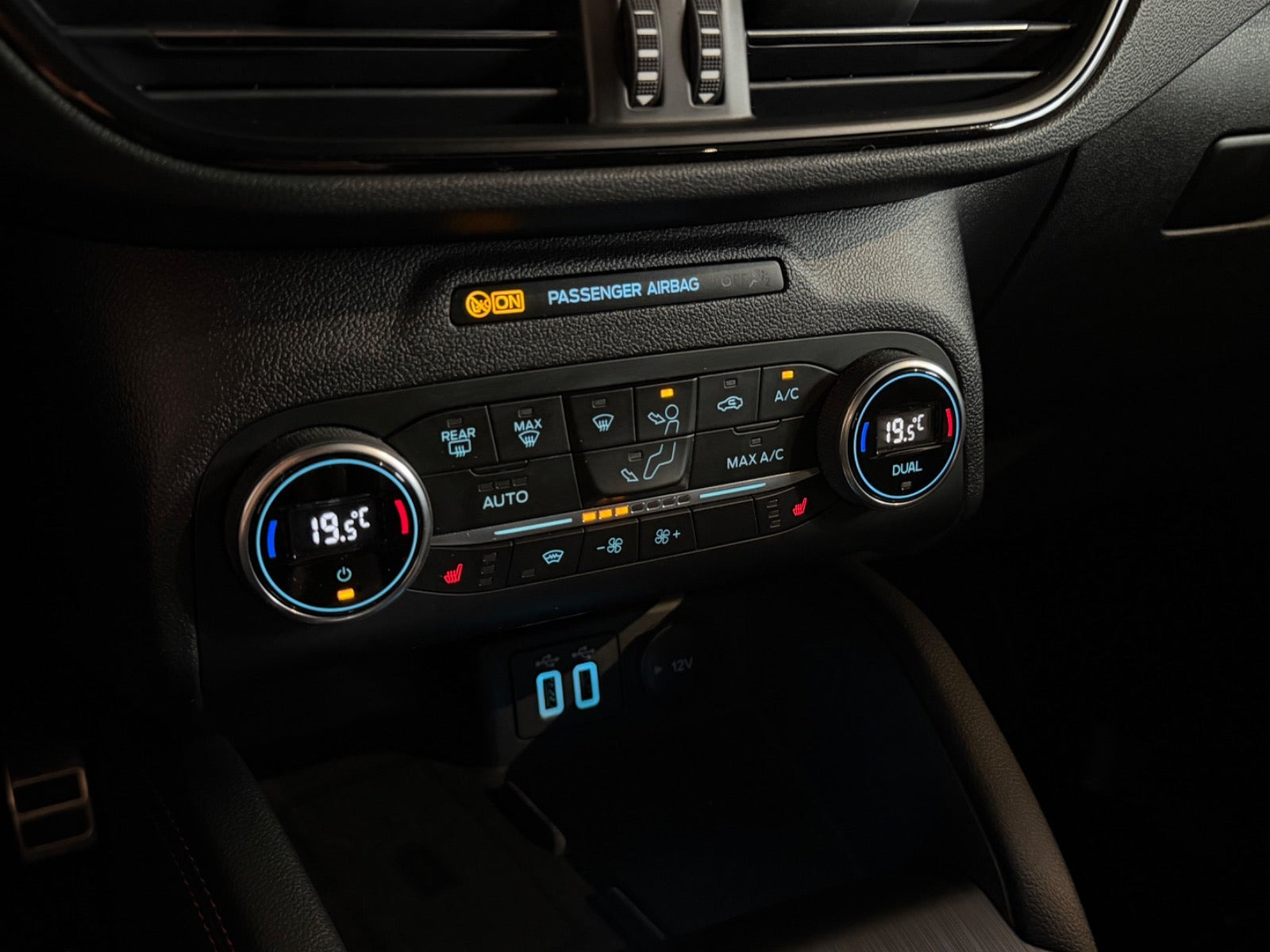 Grå Ford Kuga fra 2021