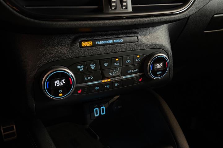Grå Ford Kuga fra 2021
