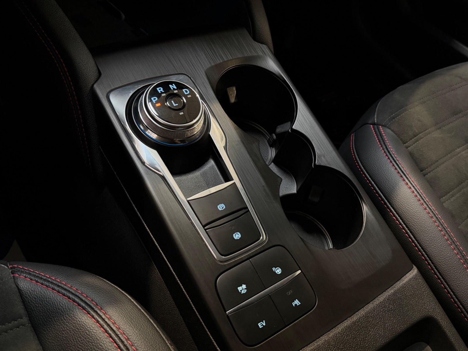 Grå Ford Kuga fra 2021
