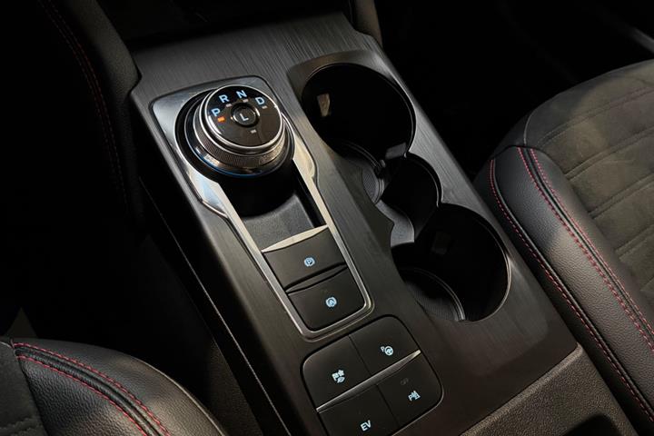 Grå Ford Kuga fra 2021