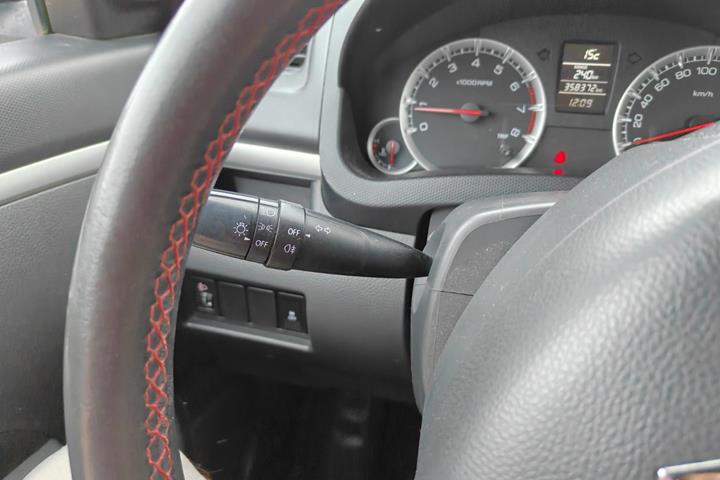 Gul Suzuki Swift fra 2012