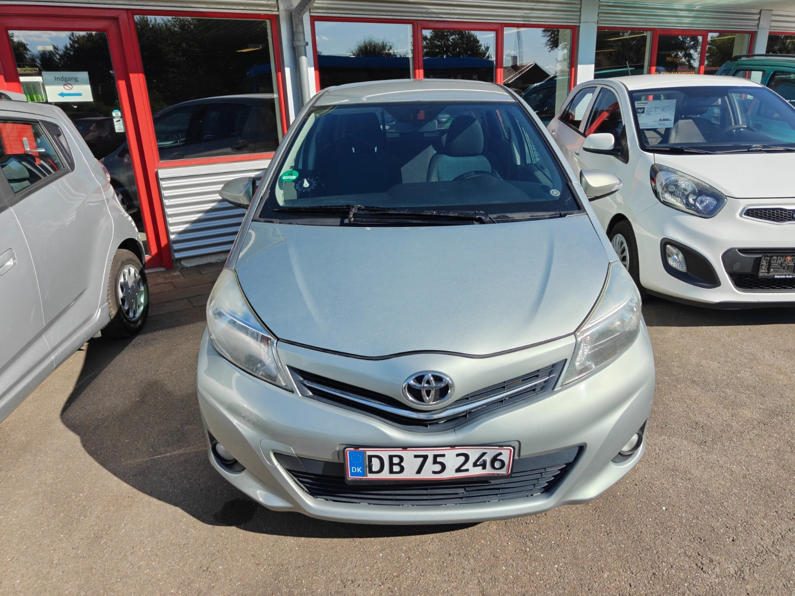 Gul Toyota Yaris fra 2012